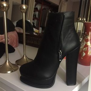 Forever 21 platform zip black booties